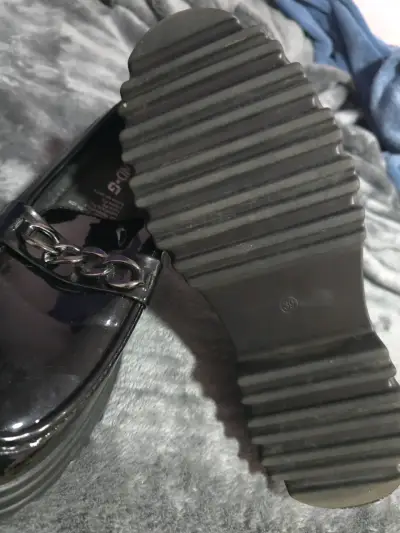 Zapatos negros con cadena - miniatura 2