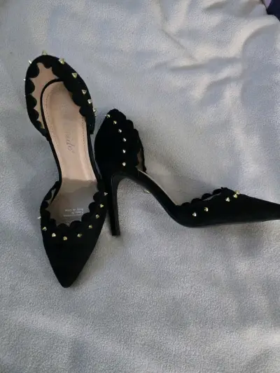 Tacones negros con tachas doradas - miniatura 1