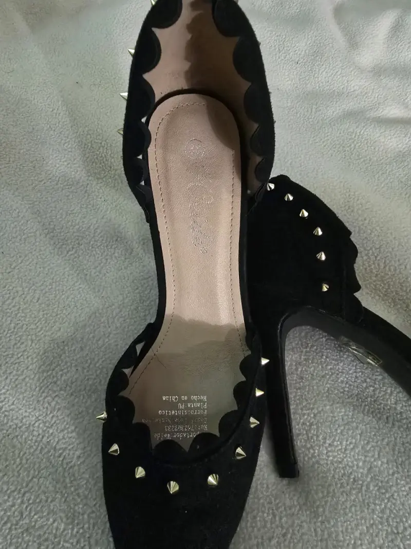 Tacones negros con tachas doradas - 2