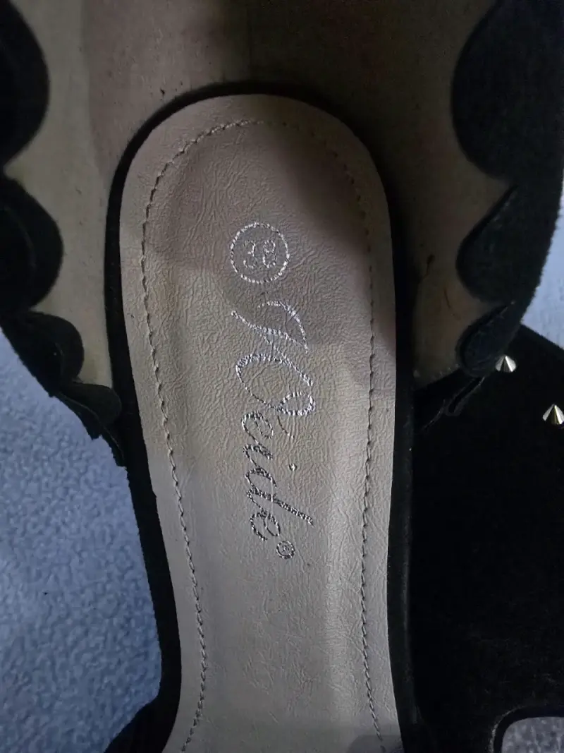 Tacones negros con tachas doradas - 3