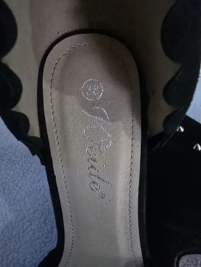 Tacones negros con tachas doradas - miniatura 3