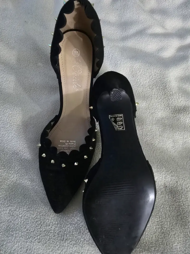 Tacones negros con tachas doradas - 4