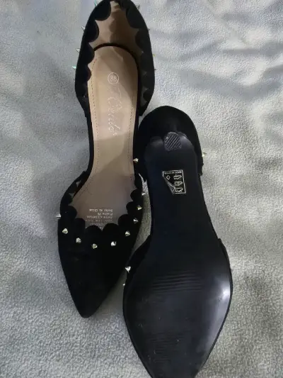 Tacones negros con tachas doradas - miniatura 4