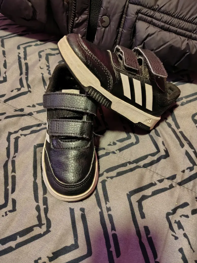 Zapatillas infantiles negras talla 25