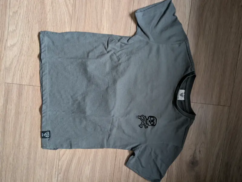 Polera gris con diseño calavera - 1