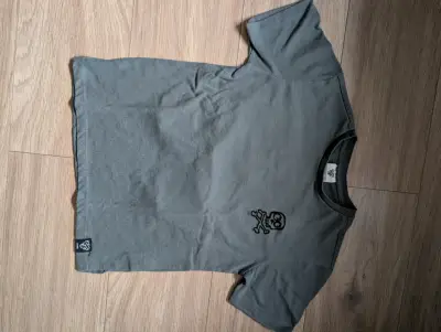 Polera gris con diseño calavera - miniatura 1