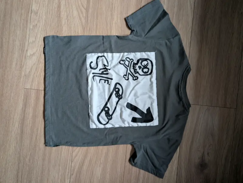Polera gris con diseño calavera - 2
