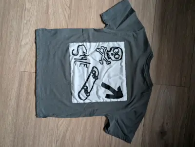 Polera gris con diseño calavera - miniatura 2