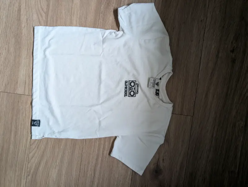 Polera blanca con estampado retro - 1