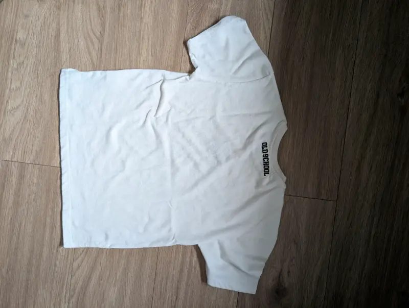 Polera blanca con estampado retro - 2