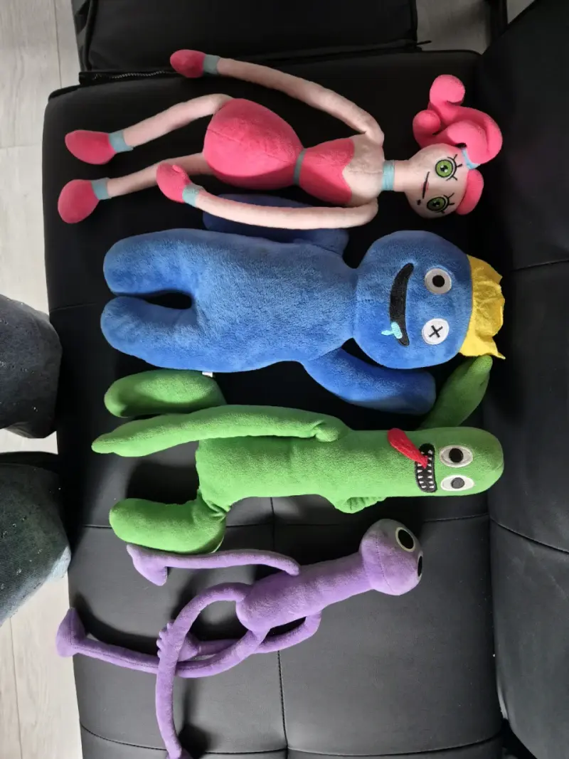 Peluche de personajes coloridos