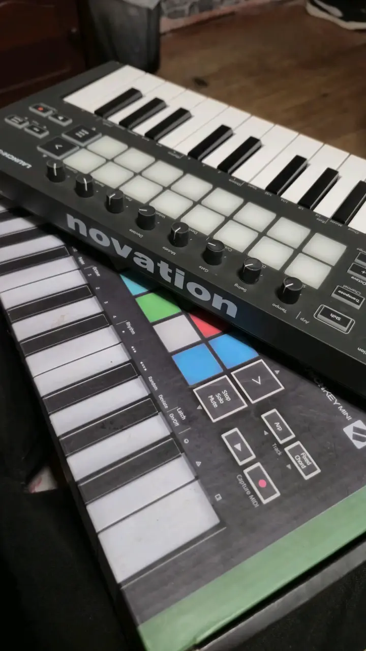 Controlador MIDI Novation Launchkey Mini - 2