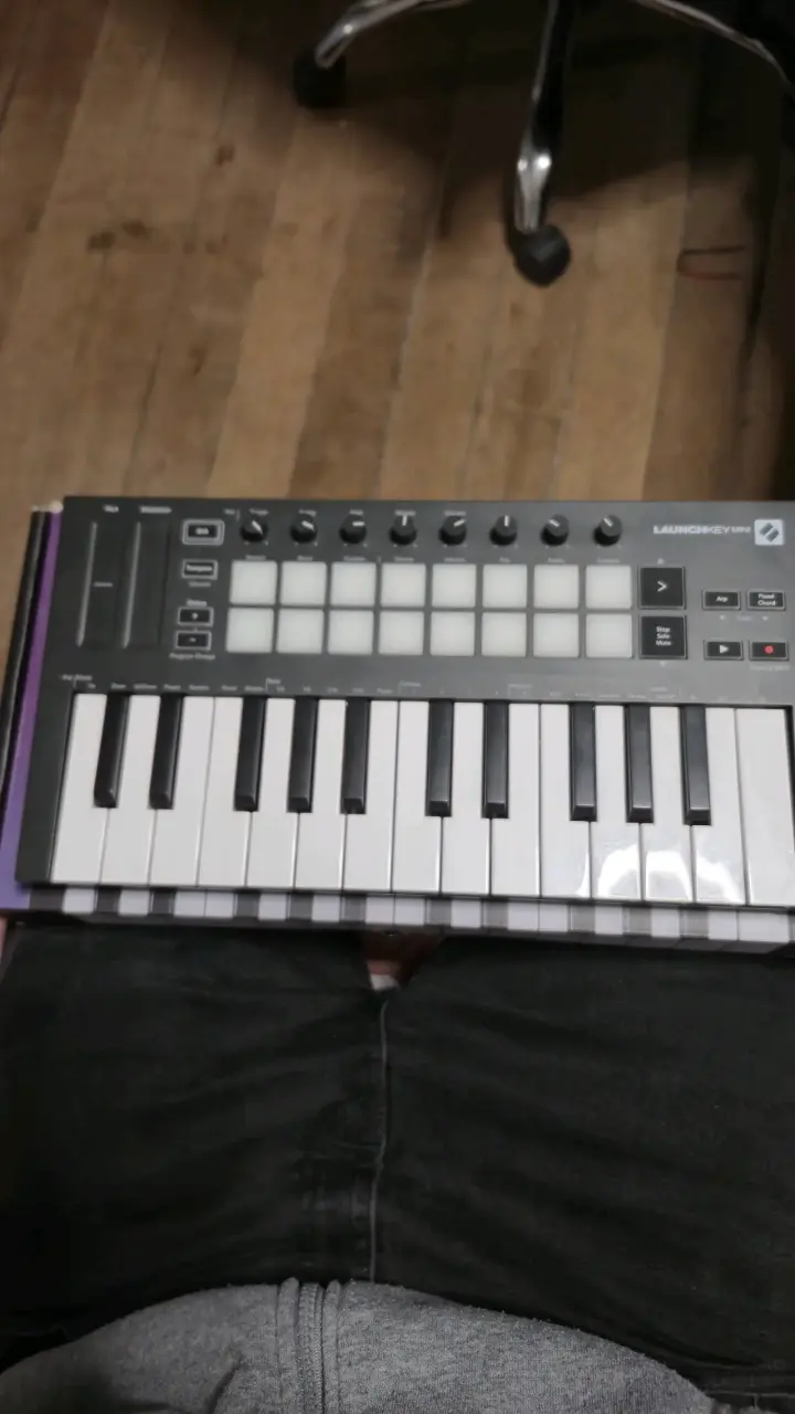 Controlador MIDI Novation Launchkey Mini - 3