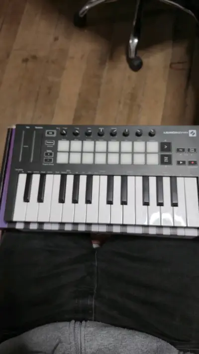 Controlador MIDI Novation Launchkey Mini - miniatura 3
