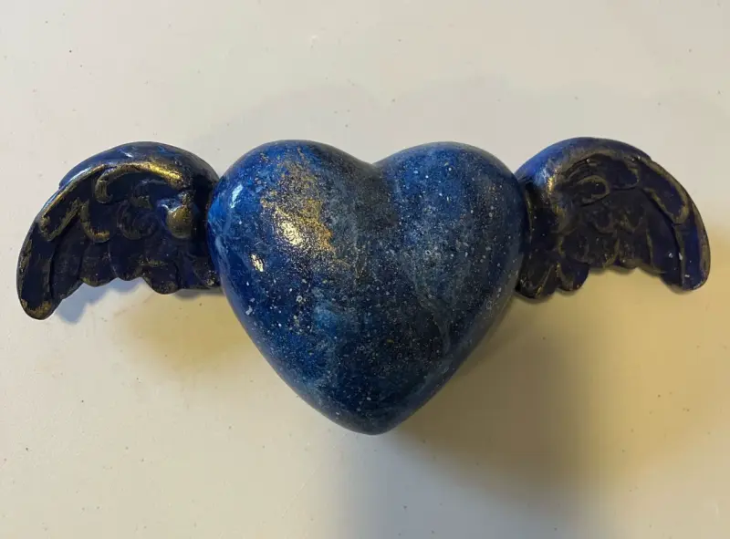 Corazón decorativo azul con alas, material ziña.