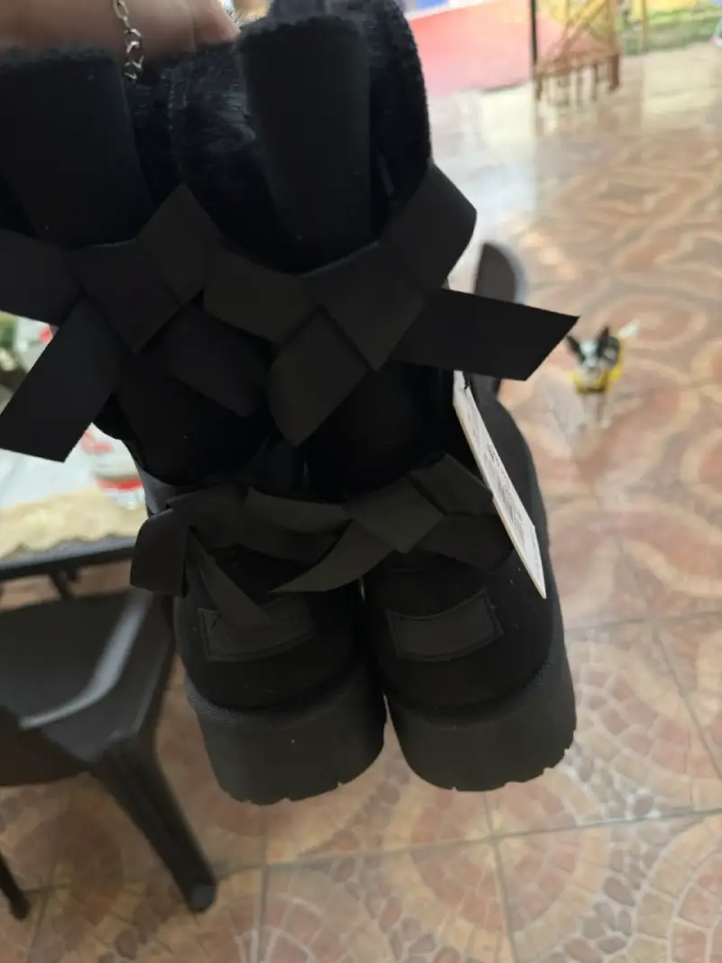 Botas negras con etiqueta - 2