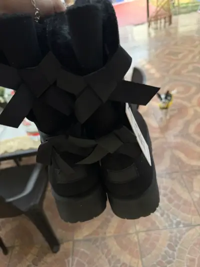 Botas negras con etiqueta - miniatura 2