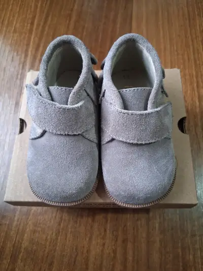 Zapatos bebé de gamuza gris - miniatura 1