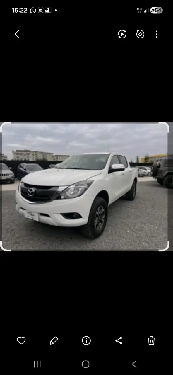 Camioneta blanca Mazda