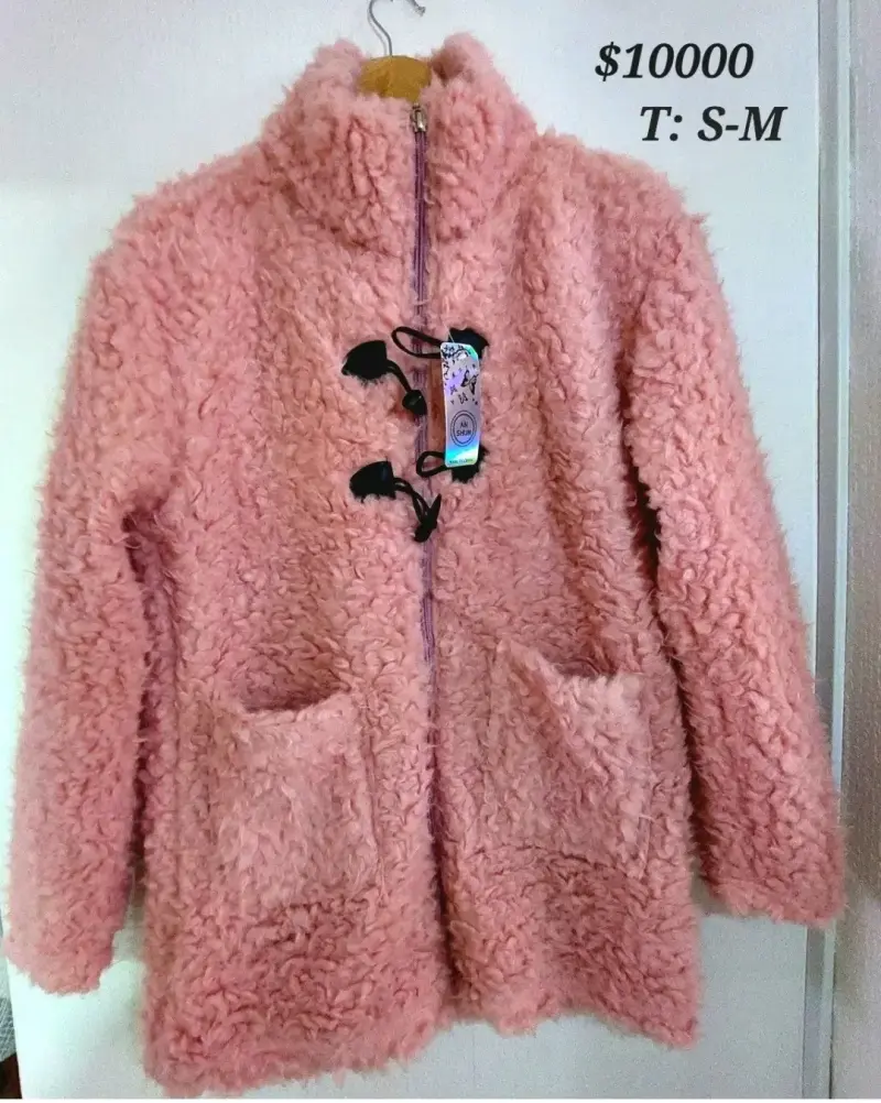 Abrigo peludo rosado con cierres