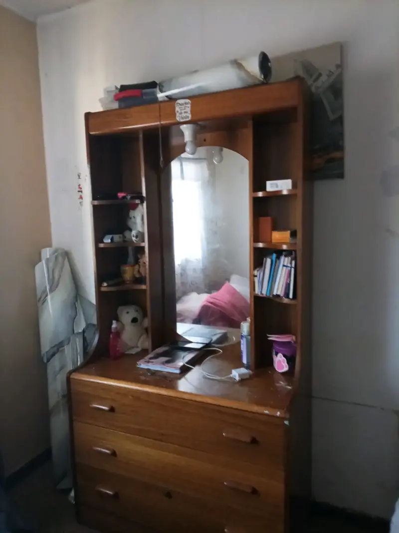Tocador de madera con espejo