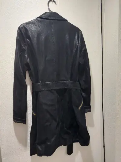 Abrigo negro con cremalleras doradas - miniatura 3