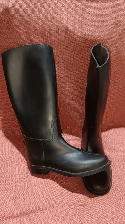 Botas negras de cuero - miniatura 1