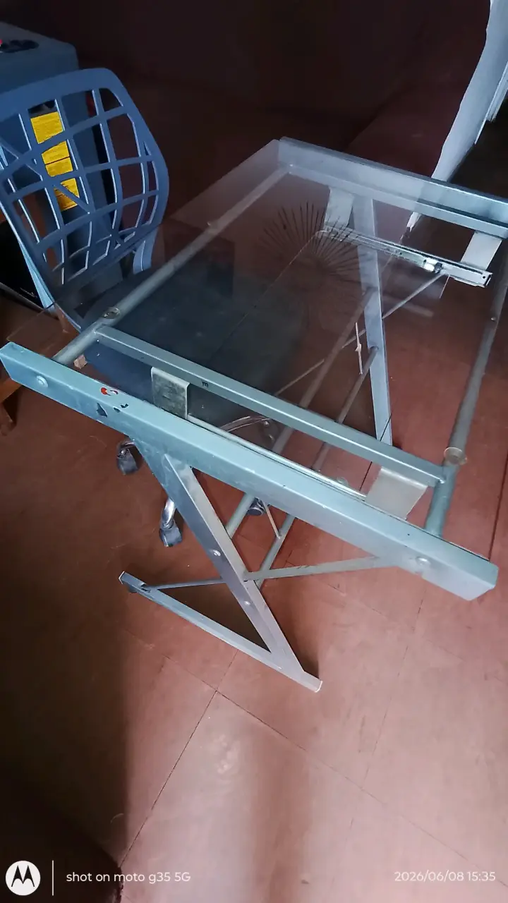 Mesa de vidrio y metal plegable - 1