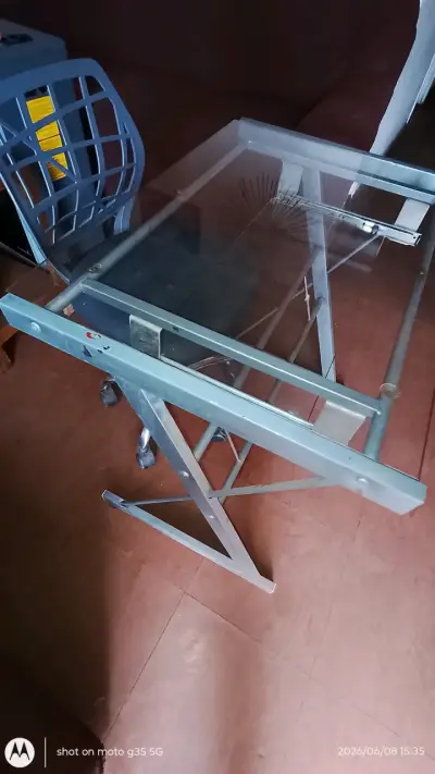 Mesa de vidrio y metal plegable - miniatura 1