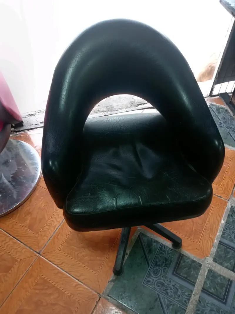 Silla giratoria metálica negra