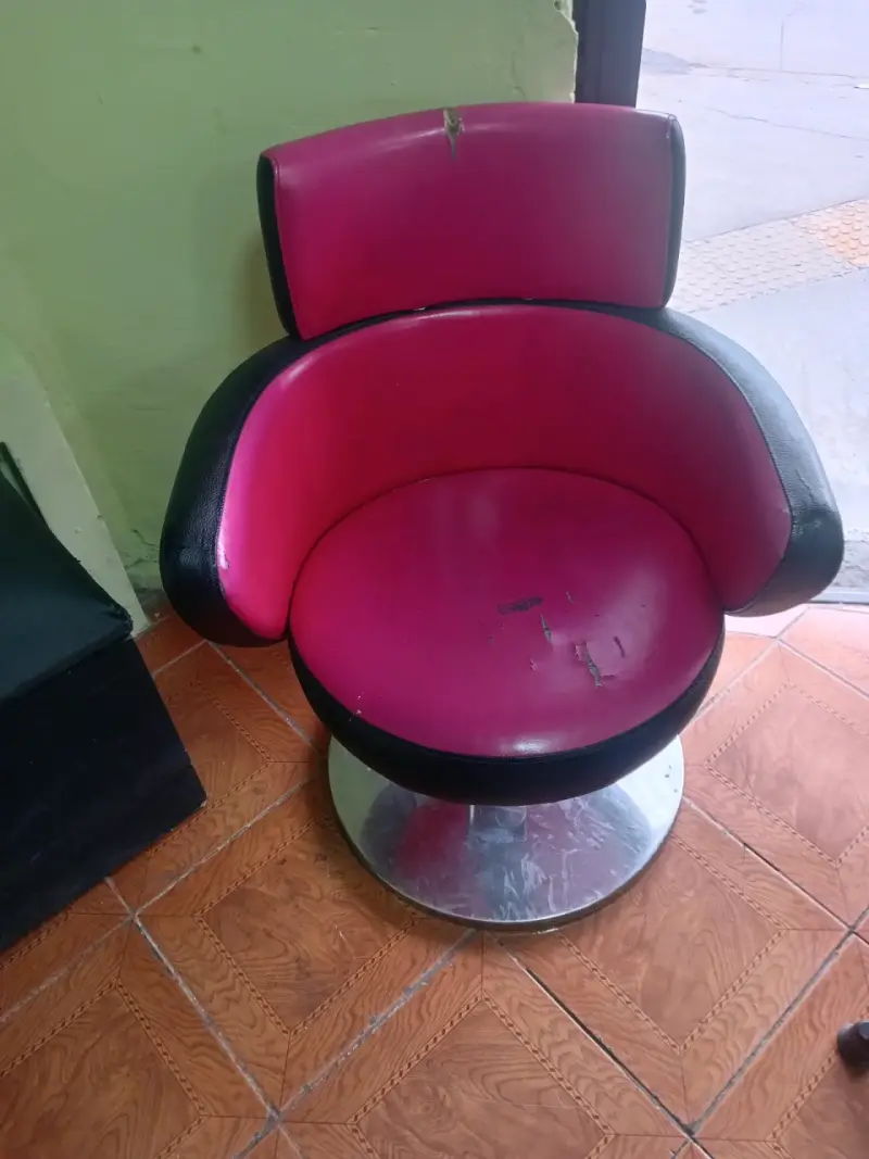 Sillón giratorio rosa y negro