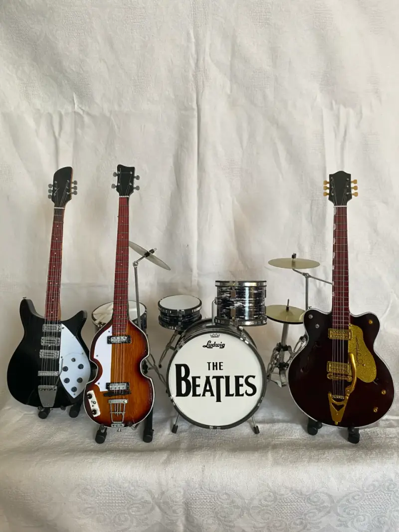 Set de instrumentos The Beatles a escala colección - 1