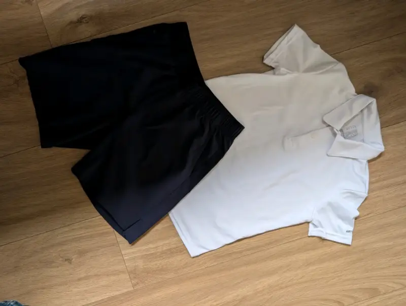 Conjunto polo blanco y short negro
