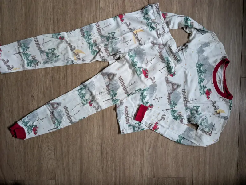 Pijama infantil estampado navideño