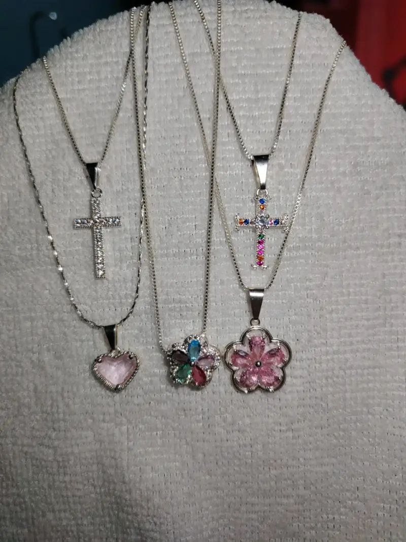 Collares con dijes variados