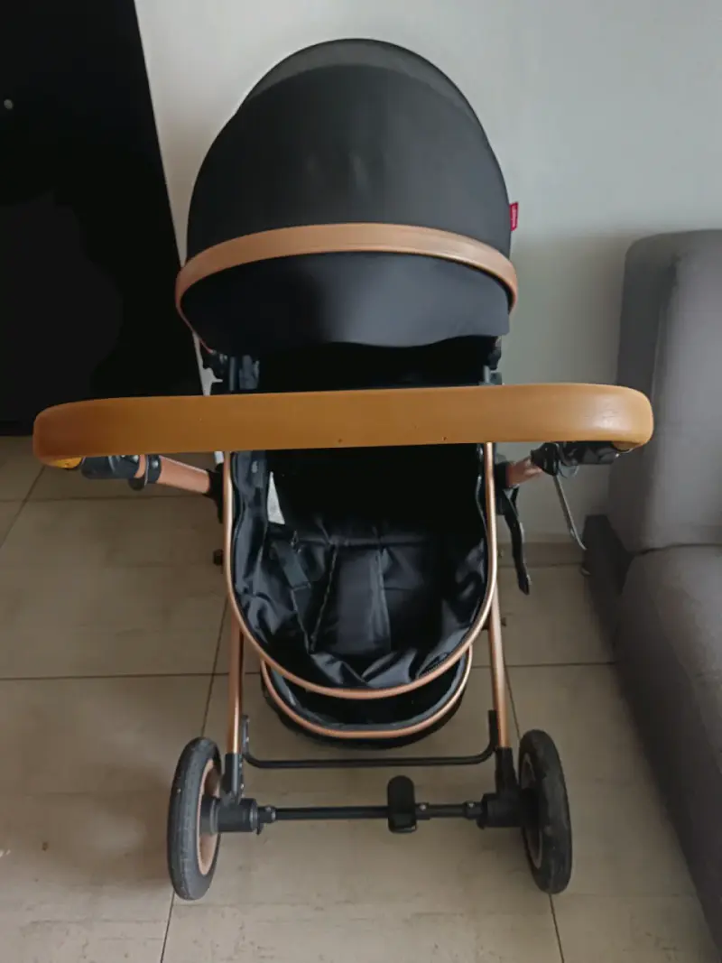 Coche de bebé negro y marrón - 1