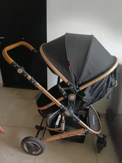 Coche de bebé negro y marrón - miniatura 2