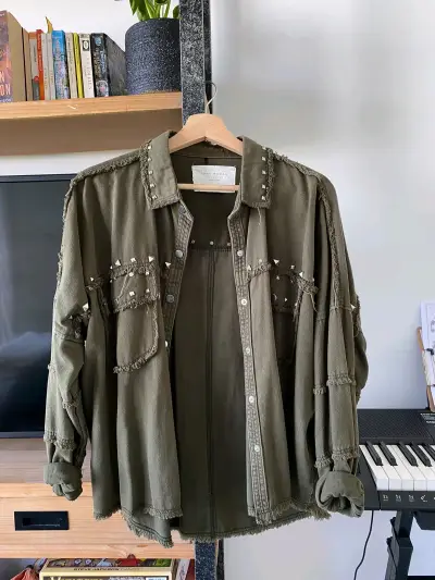 Chaqueta verde militar tachonada Zara Woman - miniatura 1