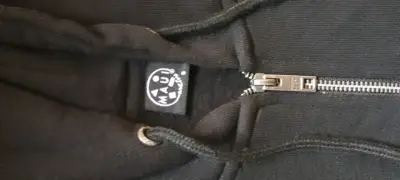 Polerón negro con capucha - miniatura 2