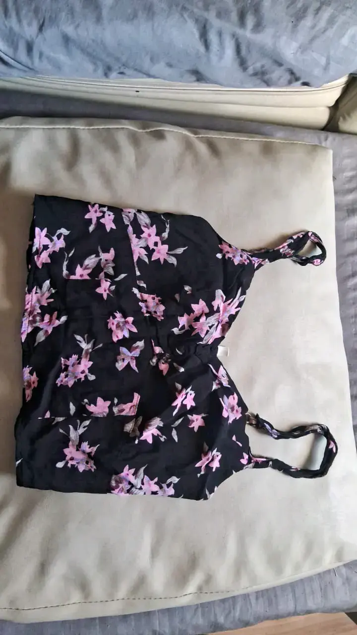 Top floral negro con tirantes