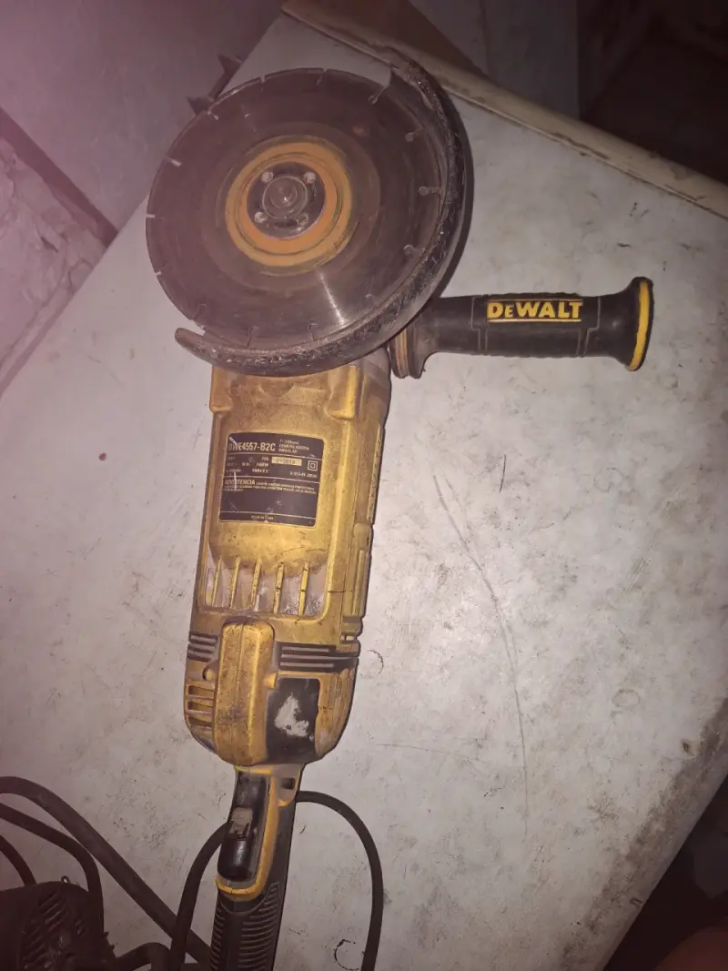 Esmeril angular DEWALT usado - 1