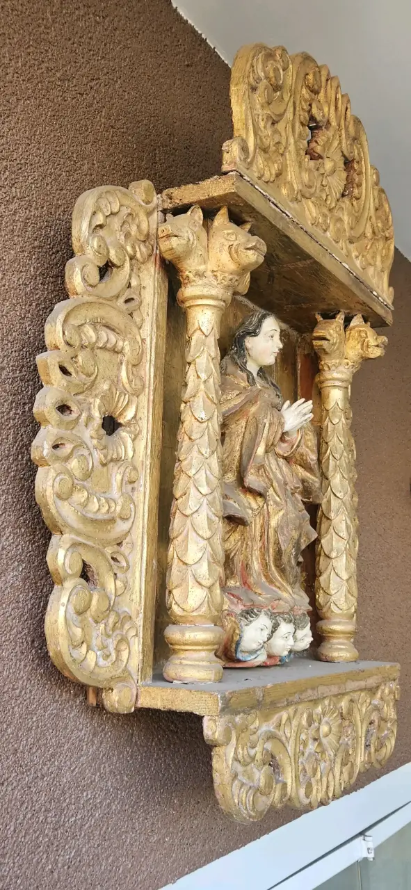 Retablo religioso con figura - 4