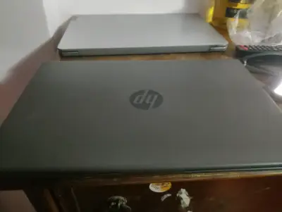 Laptop HP color negro - miniatura 1