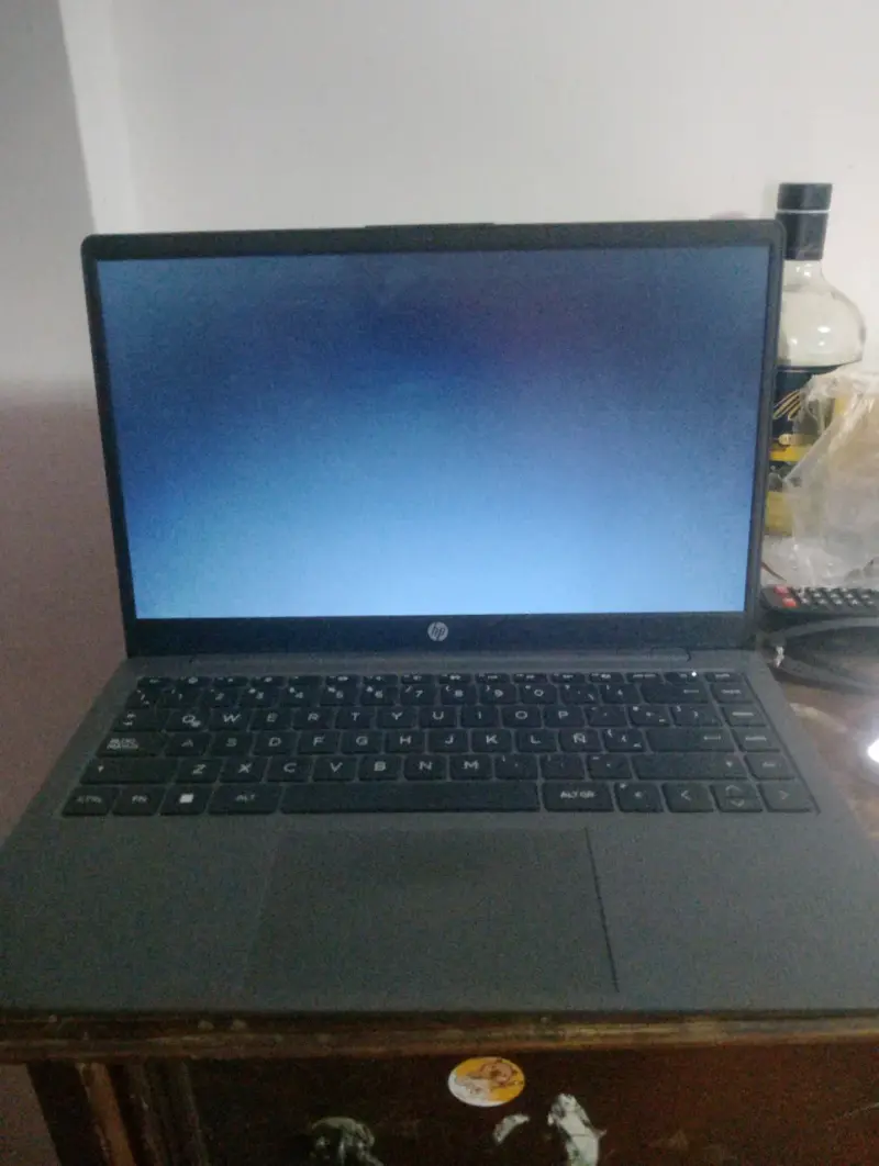 Laptop HP color negro - 2
