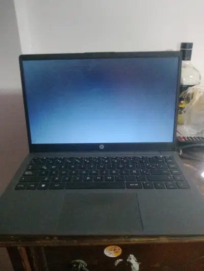 Laptop HP color negro - miniatura 2