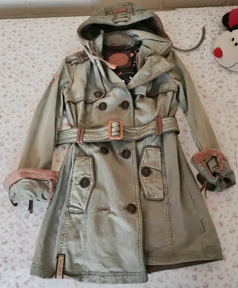 Abrigo trench verde con capucha - 1