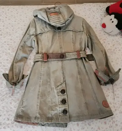 Abrigo trench verde con capucha - miniatura 2