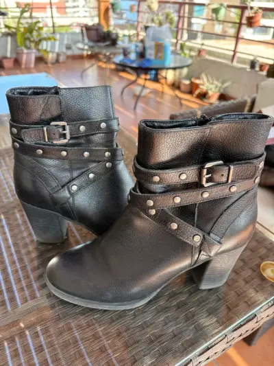 Botines negros con tachas - miniatura 1