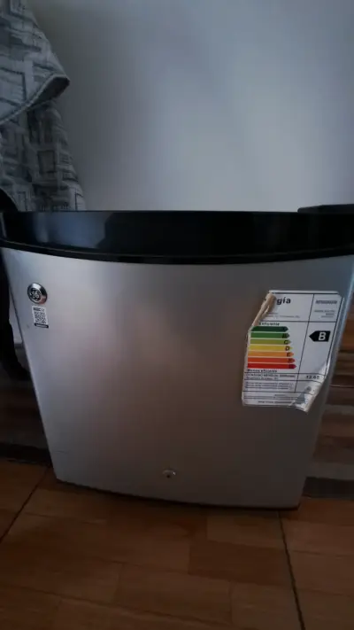Mini refrigerador plateado - miniatura 1