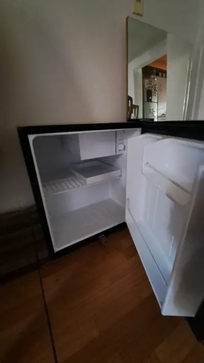 Mini refrigerador plateado - miniatura 2